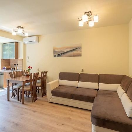 Top Location, Brand New 3 Bdrm Apt & Free Parking Szófia Kültér fotó