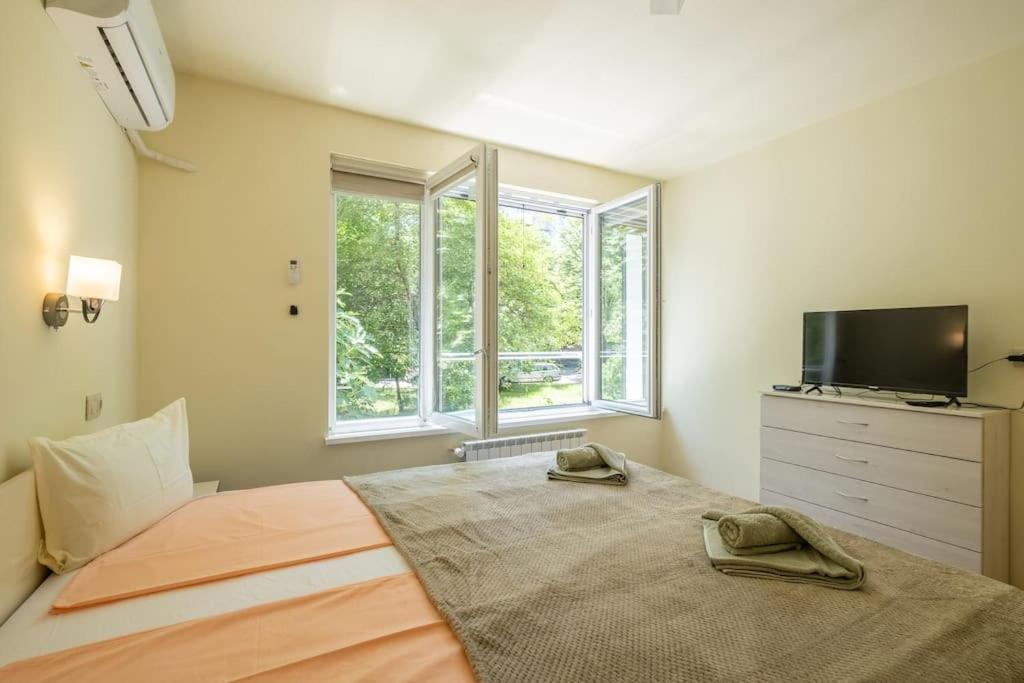 Top Location, Brand New 3 Bdrm Apt & Free Parking Szófia Kültér fotó
