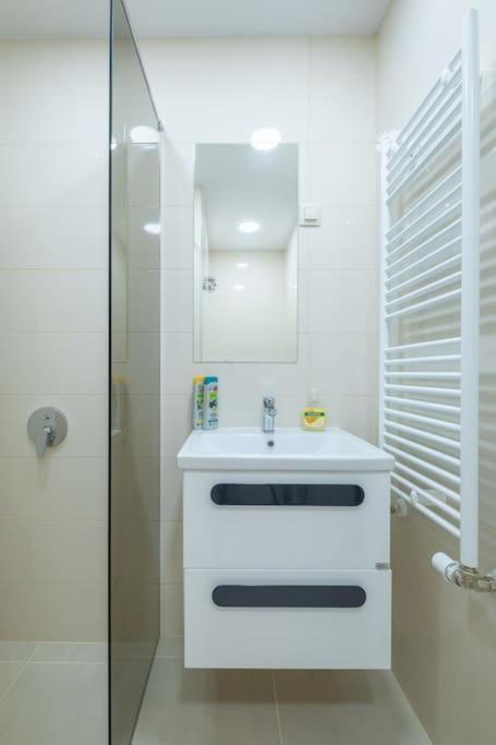 Top Location, Brand New 3 Bdrm Apt & Free Parking Szófia Kültér fotó