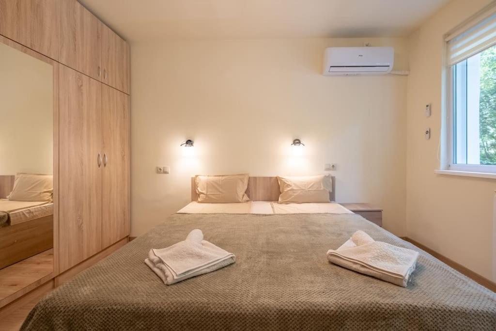 Top Location, Brand New 3 Bdrm Apt & Free Parking Szófia Kültér fotó
