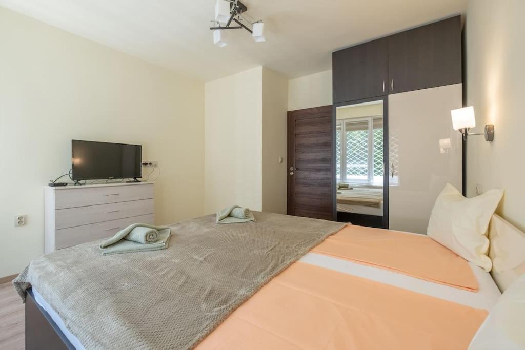 Top Location, Brand New 3 Bdrm Apt & Free Parking Szófia Kültér fotó