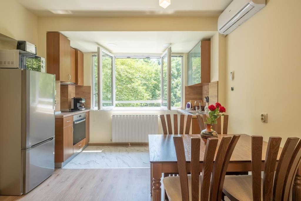 Top Location, Brand New 3 Bdrm Apt & Free Parking Szófia Kültér fotó