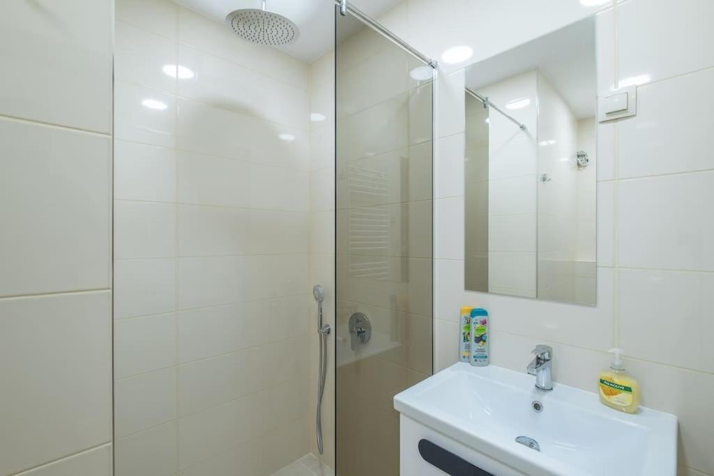 Top Location, Brand New 3 Bdrm Apt & Free Parking Szófia Kültér fotó