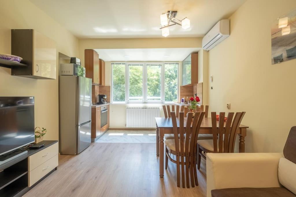 Top Location, Brand New 3 Bdrm Apt & Free Parking Szófia Kültér fotó