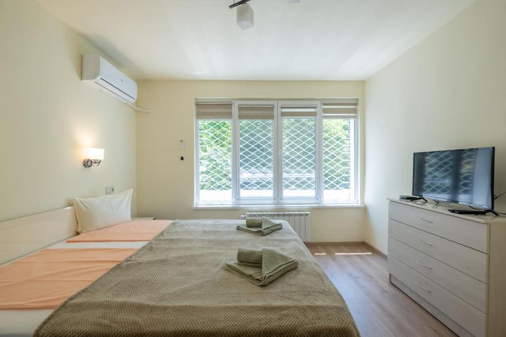 Top Location, Brand New 3 Bdrm Apt & Free Parking Szófia Kültér fotó
