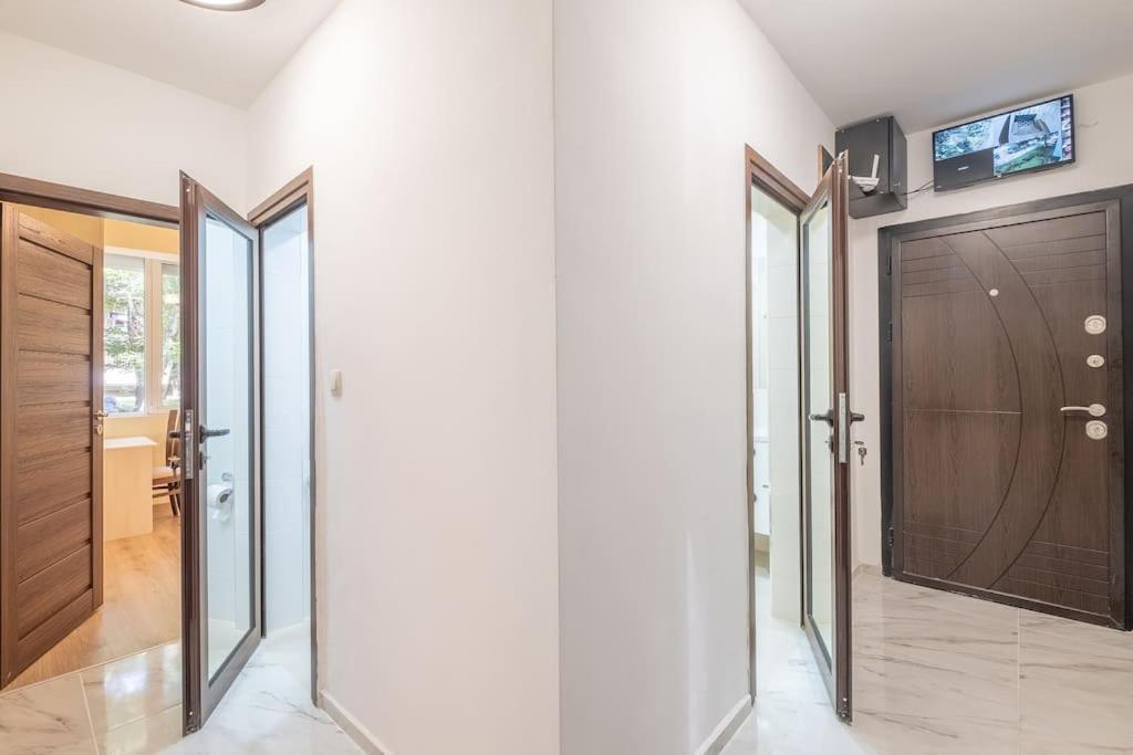 Top Location, Brand New 3 Bdrm Apt & Free Parking Szófia Kültér fotó