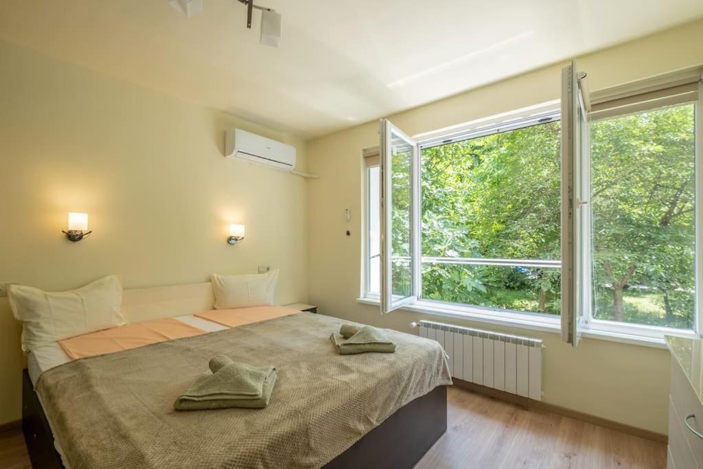 Top Location, Brand New 3 Bdrm Apt & Free Parking Szófia Kültér fotó