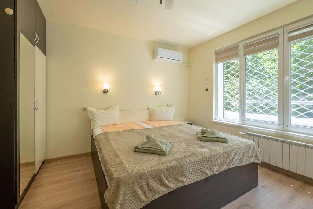 Top Location, Brand New 3 Bdrm Apt & Free Parking Szófia Kültér fotó