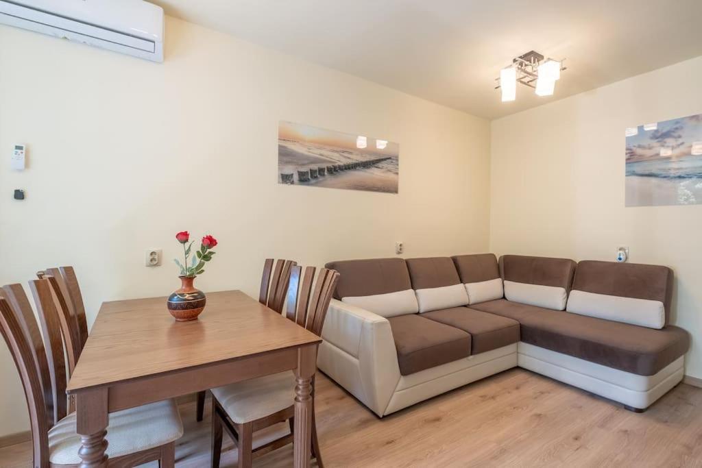 Top Location, Brand New 3 Bdrm Apt & Free Parking Szófia Kültér fotó