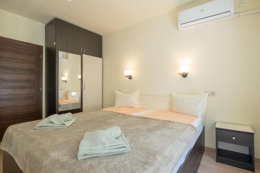 Top Location, Brand New 3 Bdrm Apt & Free Parking Szófia Kültér fotó