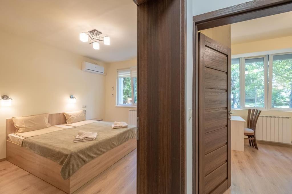 Top Location, Brand New 3 Bdrm Apt & Free Parking Szófia Kültér fotó