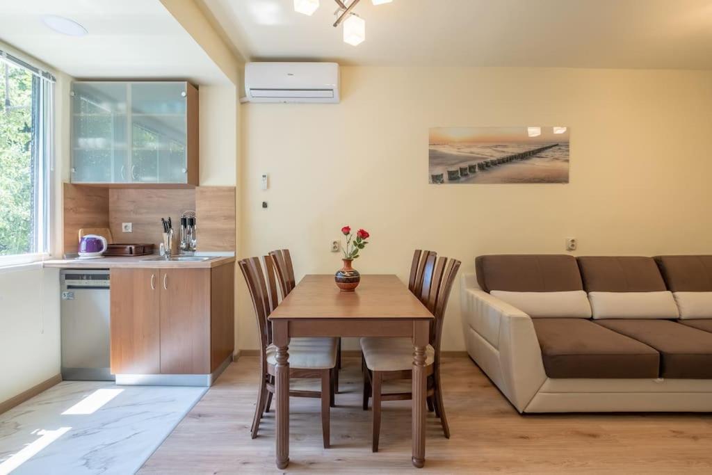 Top Location, Brand New 3 Bdrm Apt & Free Parking Szófia Kültér fotó