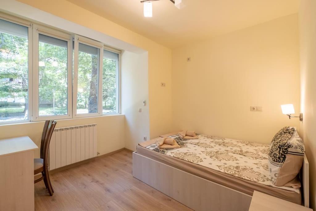 Top Location, Brand New 3 Bdrm Apt & Free Parking Szófia Kültér fotó