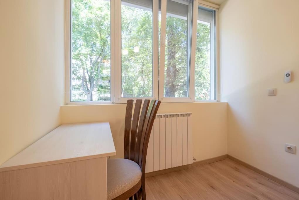 Top Location, Brand New 3 Bdrm Apt & Free Parking Szófia Kültér fotó