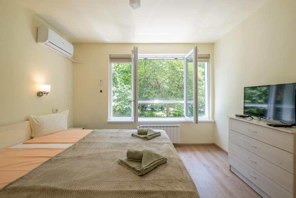 Top Location, Brand New 3 Bdrm Apt & Free Parking Szófia Kültér fotó