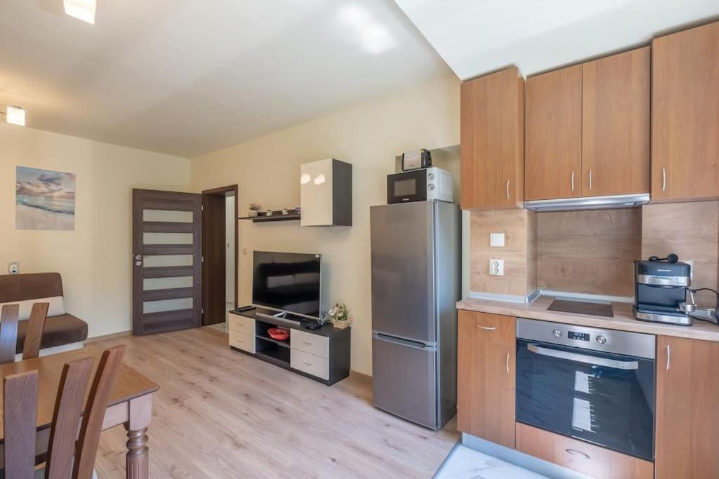 Top Location, Brand New 3 Bdrm Apt & Free Parking Szófia Kültér fotó