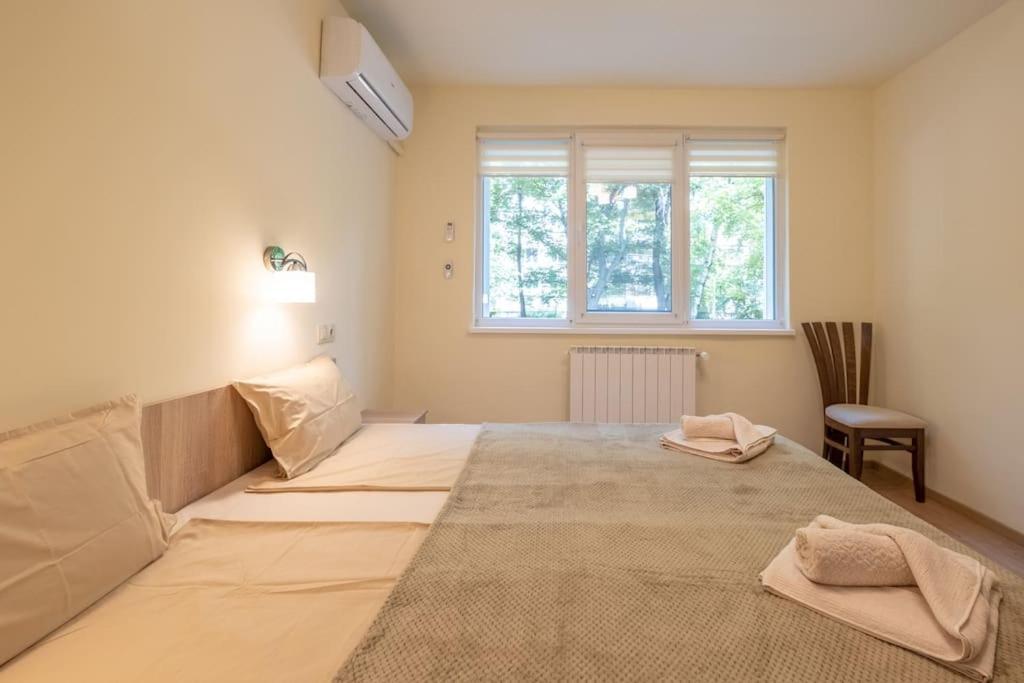 Top Location, Brand New 3 Bdrm Apt & Free Parking Szófia Kültér fotó