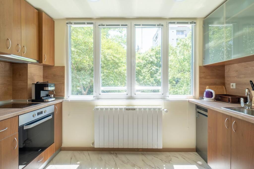Top Location, Brand New 3 Bdrm Apt & Free Parking Szófia Kültér fotó