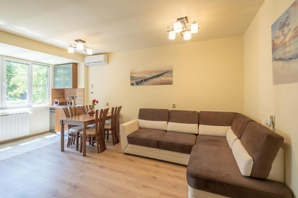 Top Location, Brand New 3 Bdrm Apt & Free Parking Szófia Kültér fotó